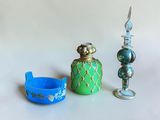 trois objets différents posés sur une table