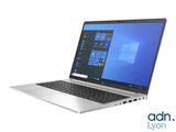 l'ordinateur portable est ouvert sur une surface blanche avec des fenêtres sur l'écran