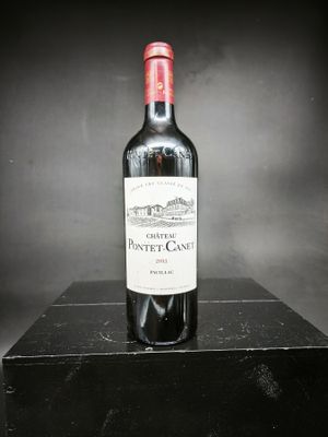 une bouteille de vin posée sur une boîte noire