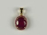 un pendentif ovale en rubis orné de pierres roses sur fond blanc