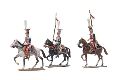trois figurines représentant des hommes en uniforme à cheval, tenant des drapeaux