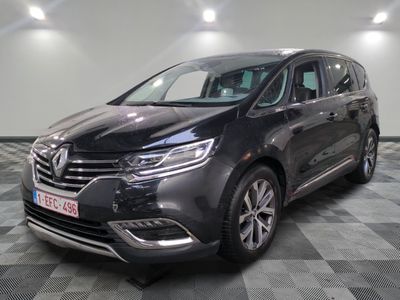 une camionnette grise garée dans un garage au sol carrelé