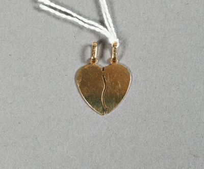 pendentif en forme de cœur plaqué or, muni d'un cordon blanc