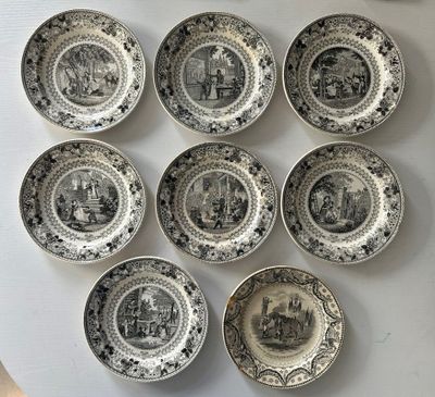 six assiettes noires et blanches ornées de motifs en noir et blanc