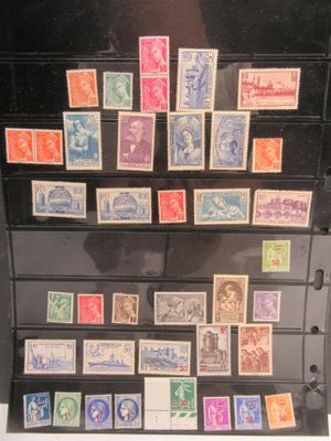 de nombreux timbres différents exposés dans une vitrine