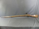 un fusil posé sur une table