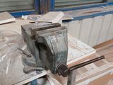 une machine posée sur une table