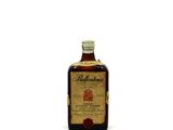 Une bouteille de whisky Ballant's à l'ancienne sur fond blanc
