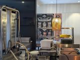 une photo de la cuisine d'un restaurant avec beaucoup de plats sur le comptoir