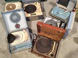 beaucoup de vieux tourne-disques posés par terre