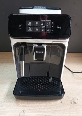 une photo d'une machine à café posée sur une table en bois
