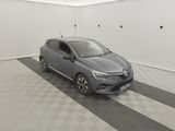 la voiture grise est garée dans le garage sur le sol en damier