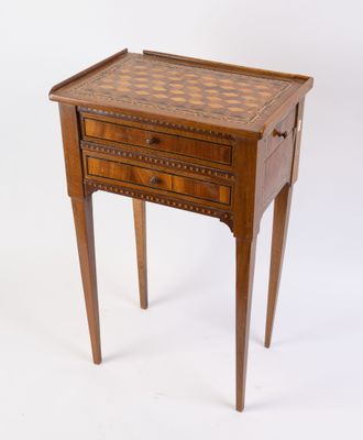une petite table en bois sur laquelle est posé un échiquier