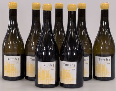 six bouteilles de vin posées les unes à côté des autres sur une table