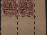 deux timbres sur un morceau de papier brun représentant un homme et une femme