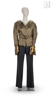 une photo d'un mannequin vêtu d'une veste et d'un pantalon à imprimé léopard