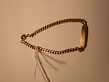 un bracelet en or muni d'une chaîne