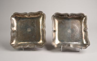 paire de plats argentés sur socles