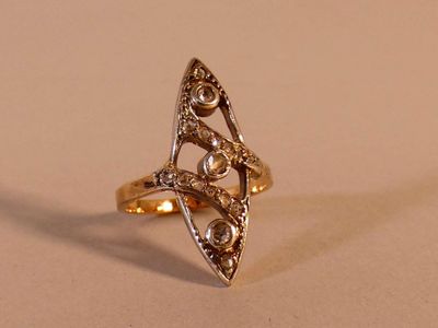l'image d'une bague en or ornée de diamants