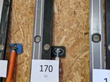 Plusieurs types d'outils sont exposés sur un support en bois