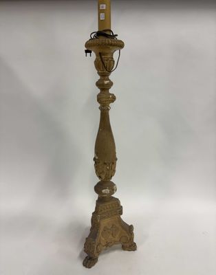 une lampe de table en laiton ancien, surmontée d'un abat-jour noir