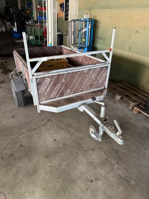 un chariot qui se trouve au milieu d'un garage