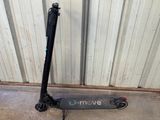un scooter posé sur le sol à côté d'un mur