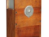 une vieille boîte en bois surmontée d'une horloge