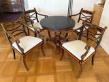 quatre chaises disposées autour d'une table au plateau noir