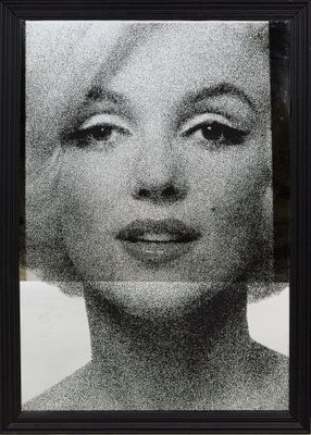 Portrait de Marilyn MONROE sur fond de miroir.
