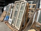 de nombreux types de fenêtres empilées sur des palettes dans un entrepôt