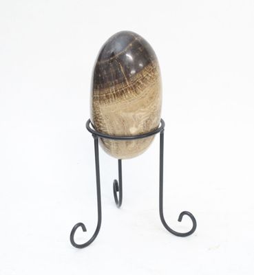 Oeuf en pierre dure sur son support en fer, H.