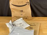 un sac de nourriture posé sur une table à côté d'un sac amazon
