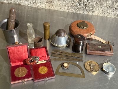 un grand nombre d'objets posés sur une table