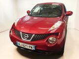 La Nissan Juke rouge est garée dans une pièce blanche