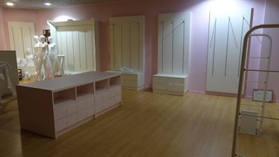 Aménagement de magasin de Lingerie stratifié blanc et rose :…