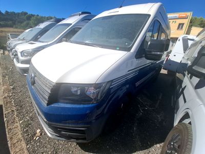une camionnette blanche garée sur un parking avec d'autres voitures