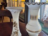 deux vases posés sur une table devant une fenêtre