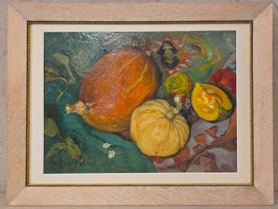un tableau représentant une citrouille et d'autres fruits posés sur une table