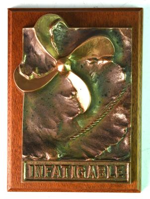 une plaque métallique ornée d'un nœud, accrochée au mur
