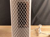 un purificateur d'air blanc posé sur une table en bois
