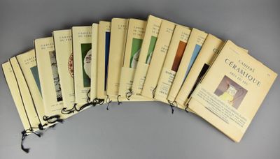 six livres sont empilés les uns sur les autres sur une surface grise