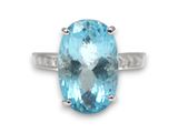 un gros plan d'une bague sertie d'une topaze bleue