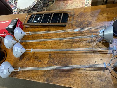 une guitare posée sur une table, avec beaucoup de cordes