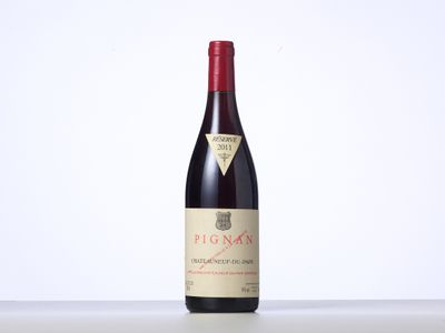 une bouteille de vin rouge posée sur une table