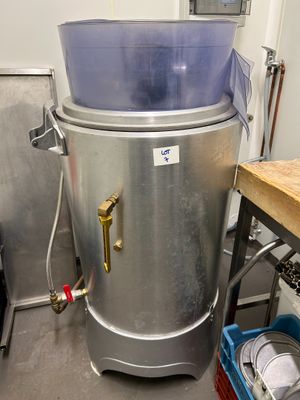une photo d'une fontaine à eau en acier inoxydable dans une cuisine