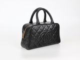 un sac à main Chanel en cuir matelassé noir avec des finitions dorées