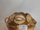 un vase orné d'un crabe, exposé
