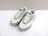 une paire de baskets blanches et grises avec des lacets blancs sur un fond blanc