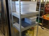 une étagère métallique sur laquelle sont posés des récipients en plastique, dans une cuisine